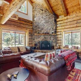 Cozy log cabin with wrap-around porch Hot tub Loft space Washer & Dryer, hotell sihtkohas Bend