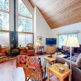 Charming Tahoe Donner home with 2 fireplaces & washer&dryer