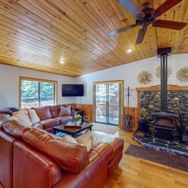 Lovely mountain home with skiing pool hot tub fast WiFi & washer&dryer