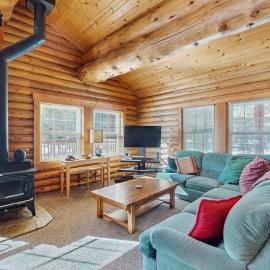 Log Cabin across from Adventure Center 10 min to Truckee & Lake Donner wifi