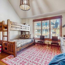 Modern condo with shared hot tub streaming and walk to lifts - golf nearby
