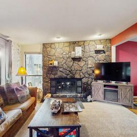 Family friendly home with private hot tub pool table ping pong & SHARC amenities, hotel Sunriverben
