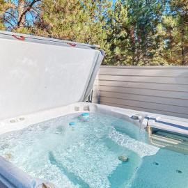 Beautiful home with private hot tub SHARC passes fireplace WiFi ping pong, hotel din Sunriver