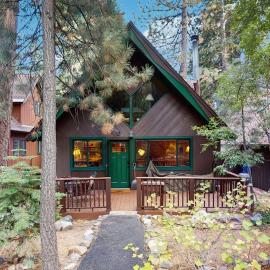 Chalet-style Townhome with Fireplace Deck Near Ski Resort Incline Village, Hotel in Incline Village