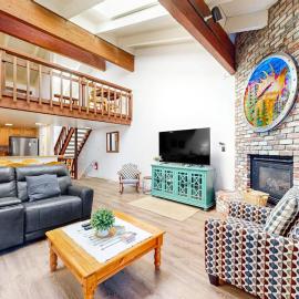 Two-Level Condo with Shared Outdoor Pool Free WiFi Fireplace & washer&dryer