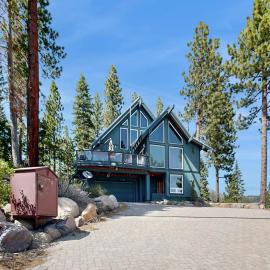 Lake view escape with private scenic deck heated driveway, hotel in Incline Village