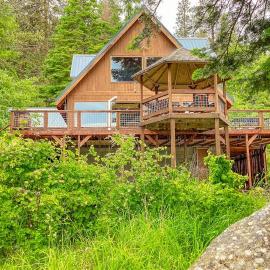 Nana and Papa's - Lakefront dog-friendly home in Joseph with amazing yard deck