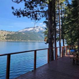 Lakefront home with wraparound deck modern appliances WiFI & dog-friendly, hotel u gradu Joseph