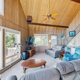Oceanfront cottage with private hot tub & W&D- central locale near beach access