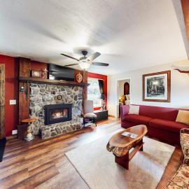 Cozy dog-friendly home with fireplace near Wallowa Lake State Park & tram, Hotel in Joseph