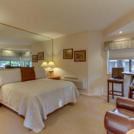 Cozy studio condo with free WiFi shared pool & tennis near river, hotel v destinácii Bend
