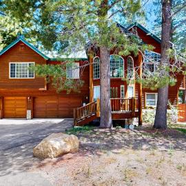 Upscale house with 2 living areas open layout hot tub backyard & luxe suite, hotel in South Lake Tahoe