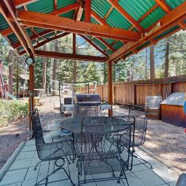 Spacious hideaway with private hot tub & huge yard - near the lake, Hotel in South Lake Tahoe