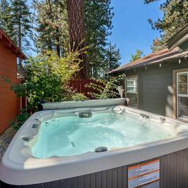 Holiday Home & Hot Tub - Walk 12 Mins to Beach or 6 Mins to Heavenly Gondola