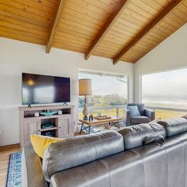 Oceanfront home with amazing sunsets fire pit & jacuzzi tub