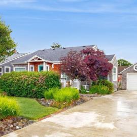 Updated house with patio great location near beach dog-friendly, hotel in Seaside