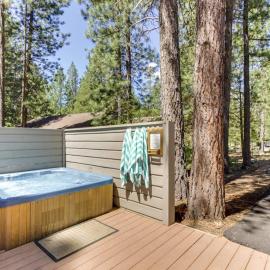Private hot tub & 8 sharc passes at this convenient & spacious home, hotel in Sunriver
