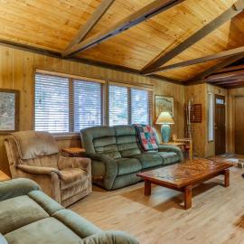 Dog-Friendly Cabin Close to the Village - SHARC Passes Included, hotel in Sunriver