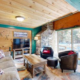 Cabin with Eight SHARC Passes Access to Shared Pools Hot Tub & Other Amenities, hotel in Sunriver