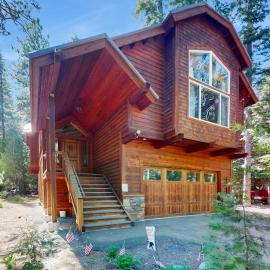 Gorgeous West Shore home near beach & pier, hotel v destinácii Tahoma