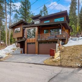 Pristine home with lovely interior private deck fast WiFi - great location, hotel in Truckee