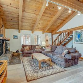 Remodeled home with private hot tub pool access & free ski shuttle