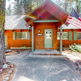 Serene cabin with expansive deck grill fireplace - near skiing - walk to beach, hotel in Homewood
