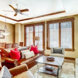 Ideal Mountain Getaway Near the Lifts with Private Balcony Free WiFi & Fireplace, hotel in Kingswood Estates