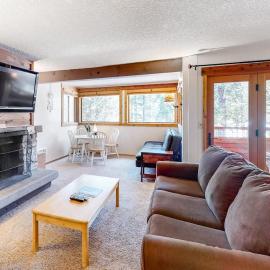 Second-Level Condo with Free WiFi Wood Fireplace Shared Outdoor Pool & Views, hótel í Tahoe City