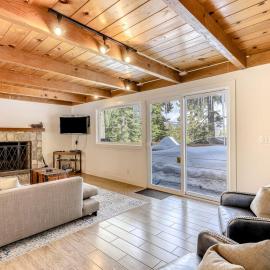 Quiet Neighborhood - Lake Retreat with Stunning Views New Deck Easy Ski Access, hotel in Homewood