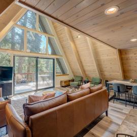 A-frame home with large deck game room wood fireplace & near the lake - dogs ok, hotel in Carnelian Bay