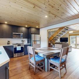 Remodeled Lake Tahoe Beach Condo - Pools Tennis & Deck - Near Ski Resorts
