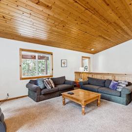 Spacious cabin with shared pools & hot tubs - near skiing hiking & biking, hotel a Truckee