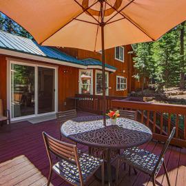 Cozy Tahoe Vista home with fireplace furnished deck & forest view
