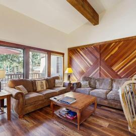 Inviting condo with gas fireplace & grill sleeps 8, hotelli kohteessa Zephyr Cove