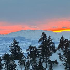 Stateline में, होटल Tahoe Village condo in Stateline with mountain views sleeps 4