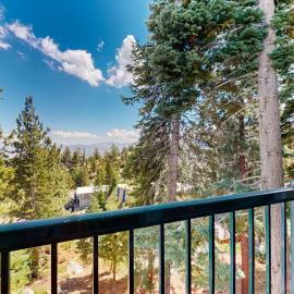 Tahoe Village condo in Stateline with mountain views sleeps 4, отель в городе Стейтлайн