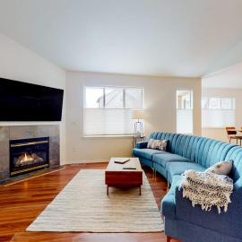 Dog-friendly home with enclosed yard fireplace W&D central AC & streaming