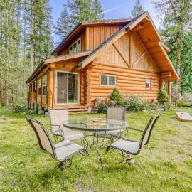 Woodland home near golf & ski slopes with wraparound deck - dog-friendly、Welchesのホテル