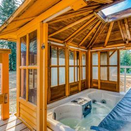 Spacious Two-Story Home withPrivate Hot Tub Free WiFi & Game Room - Dogs OK, hotel in Parkdale
