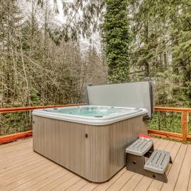 Classic forest cabin on Still Creek with private hot tub & wood fireplace, hotelli kohteessa Rhododendron