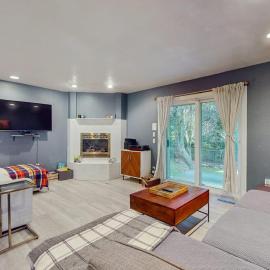 Dog-Friendly Home with Hot Tub Lovely Backyard Meadow Walk to Shops & Restaurants
