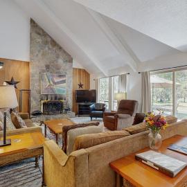 Family-Friendly Home with SHARC Passes & Private Hot Tub, hotel em Sunriver