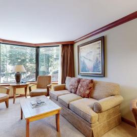 Everline Resort & Spa Ski-in-ski-out condo pools tennis ice rink & gym, hotel u gradu Olimpik Vali