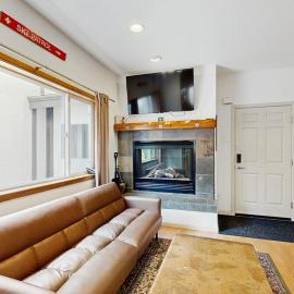 Condo Near Ski Resorts with Fireplace Pool Spa Sauna washer&dryer, hotel u gradu Olimpik Vali