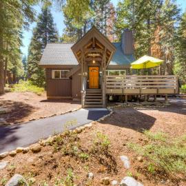 Cabin in the woods close to beach & skiing with grill fireplace deck & W&D