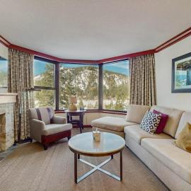 Luxe Ski-in-ski-out King Suite with Fireplace Resort Pools Spa & Gym、オリンピックバレーのホテル