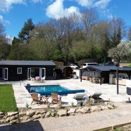 Wellness Cottage near Leeds Castle with pool, hot tub, sauna & fitness room, hotel v destinaci Leeds