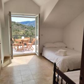 Hillside Apartments, hotel in Sutorina