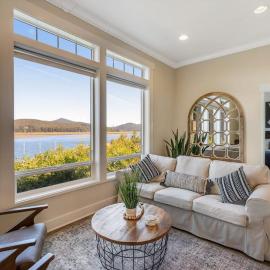Waterfront home with amazing views & hot tub - public water access 1 mile away, hotel em Waldport